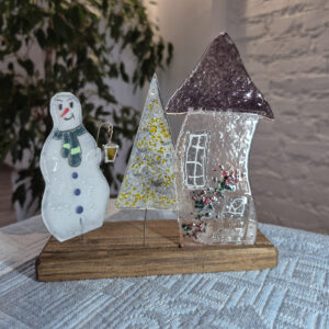 Bałwan i choinka przy domku FS