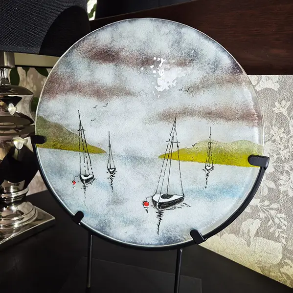Żaglówki - szklany obraz fusing, ozdoba stojąca, śr. 30 cm., wys. całkowita 40 cm