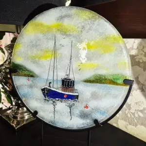 Kuter - szklany obraz fusing, ozdoba stojąca, śr. 30 cm., wys. całkowita 40 cm (Kopia)