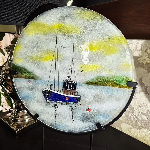 Kuter - szklany obraz fusing, ozdoba stojąca, śr. 30 cm., wys. całkowita 40 cm (Kopia)